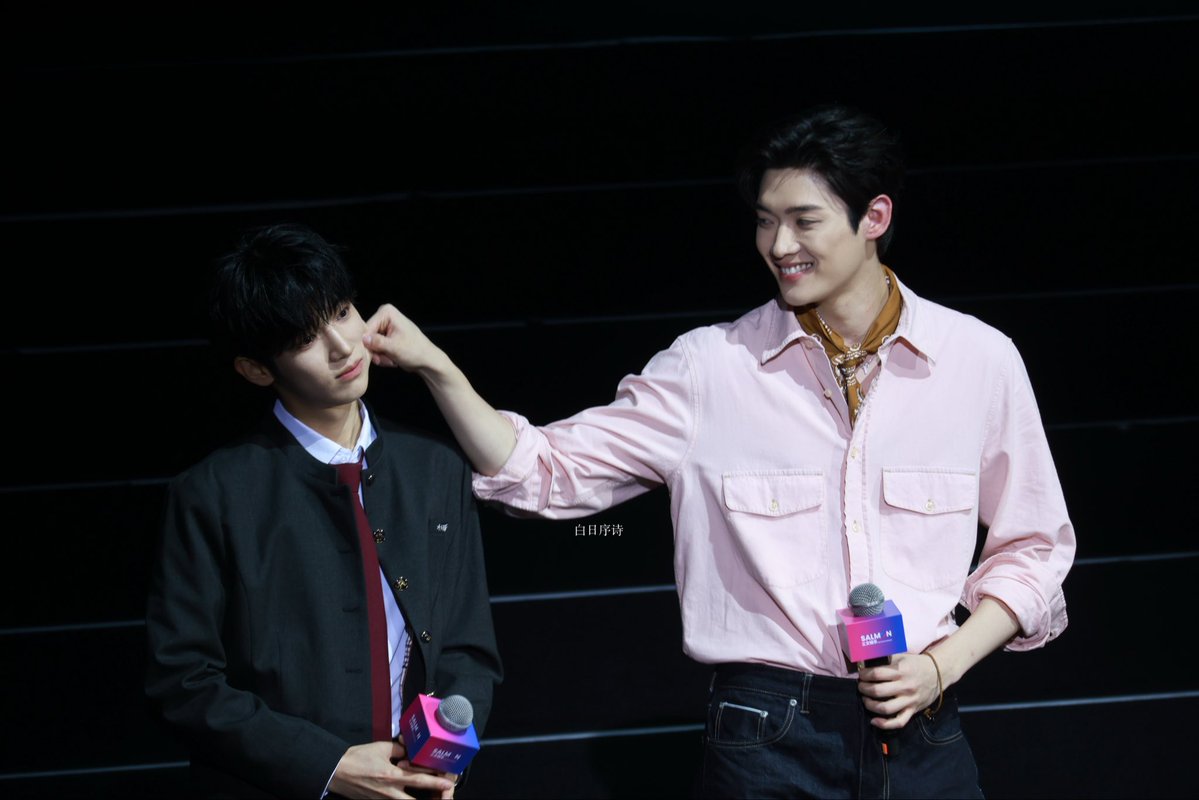 _rapunzel_LL's tweet photo. 万众瞩目双星闪耀。YOONSIK SIWOO Pour Toujours，期待金允植与朴时宇在巴黎的永恒瞬间Highly anticipated, two stars shining. YOONSIK SIWOO Pour Toujours, looking forward to the eternal moments of Kim Yoon-sik and Park Si-woo in Paris!

YOONSIK SIWOO Pour Toujours
#YOONSIKSIWOOPFWSS27 https://t.co/B7dqgDkMrD