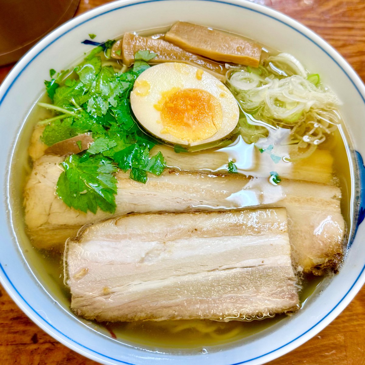 harapecooh29's tweet photo. 麺屋ひょっとこ 有楽町店
和風焼豚麺¥1000

透明感あるスープは魚介の風味が効いた和風の優しい美味しさ！中細麺は加水率高くぷりっとして懐かしさのある食感。チャーシューは横長で分厚くホロホロなものが4枚！葱と三つ葉で和風らしさが更にアップして上品すっきりな後味！ご馳走様でした！ https://t.co/pn15gximL7