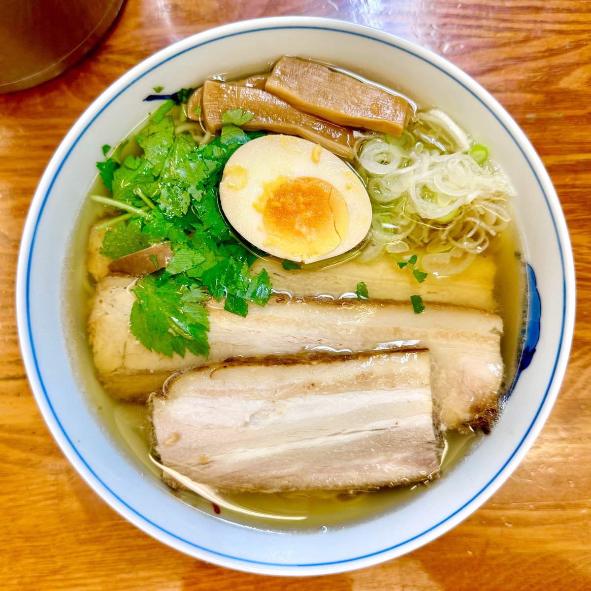 harapecooh29's tweet photo. 麺屋ひょっとこ 有楽町店
和風焼豚麺¥1000

透明感あるスープは魚介の風味が効いた和風の優しい美味しさ！中細麺は加水率高くぷりっとして懐かしさのある食感。チャーシューは横長で分厚くホロホロなものが4枚！葱と三つ葉で和風らしさが更にアップして上品すっきりな後味！ご馳走様でした！ https://t.co/pn15gximL7