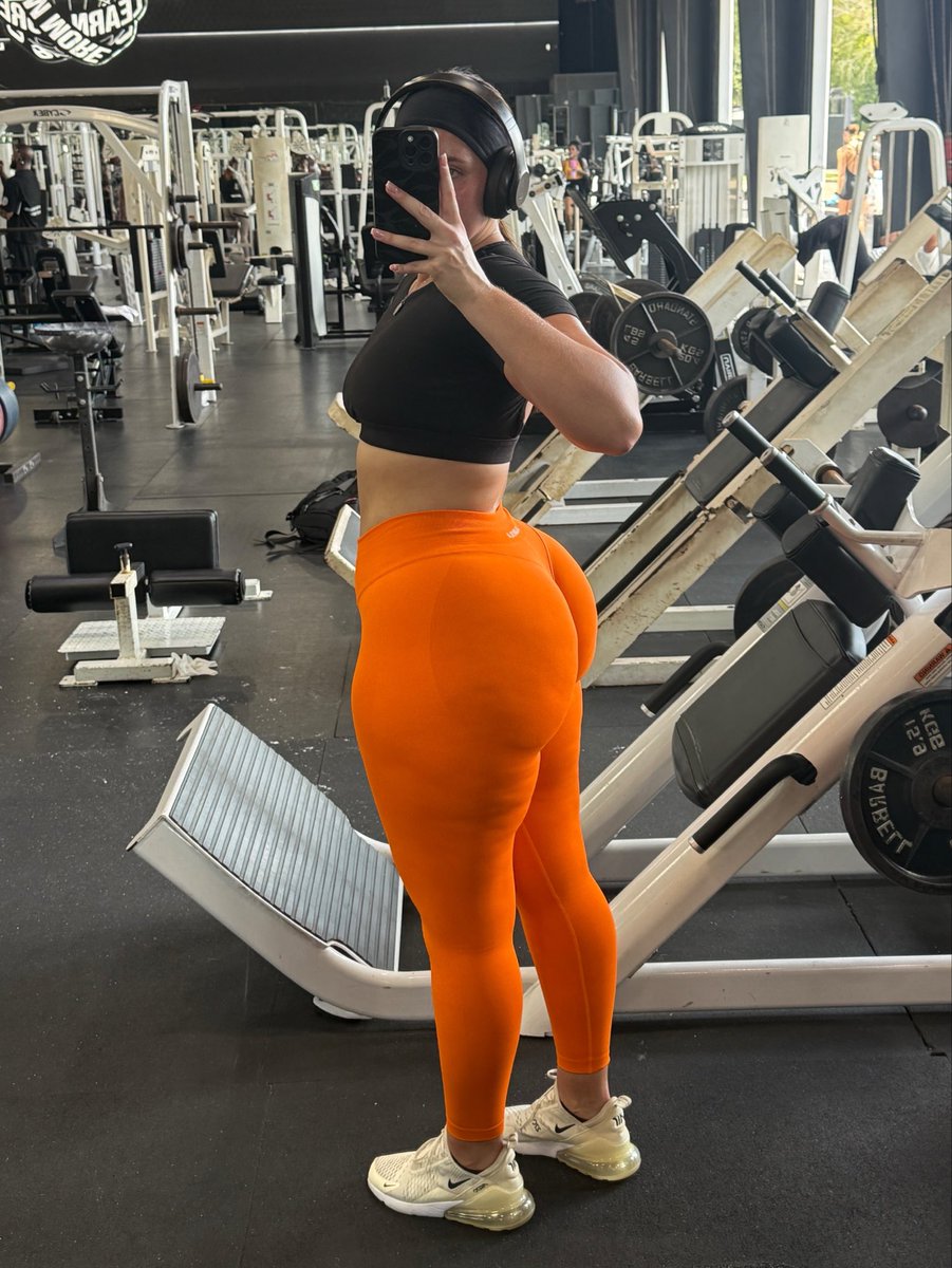 emmyexclusivee's tweet photo. Legs for breakfast 😛💪🏼 https://t.co/zS3gUrrpbP
