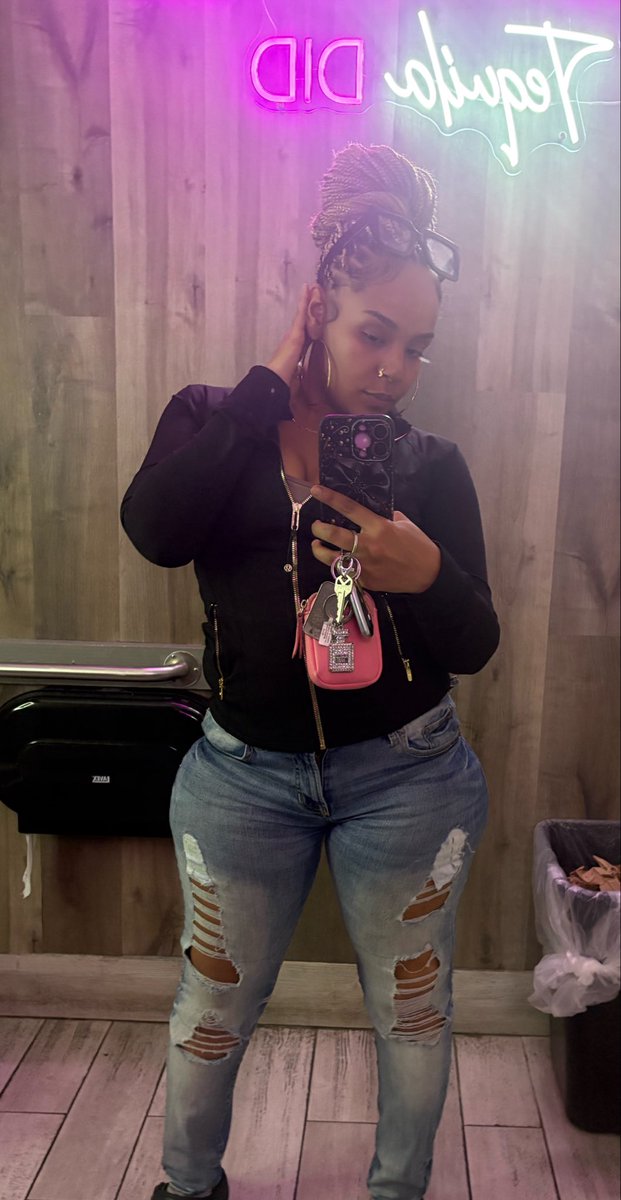 hilaryybanksss's tweet photo. I never wear jeans https://t.co/bF9YC7Jdwz