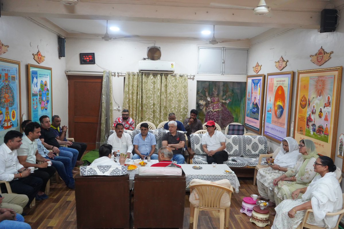 kgahlot's tweet photo. आज महिपालपुर  के L-ब्लॉक स्थित ब्रह्माकुमारी आश्रम में ब्रह्माकुमारी बहनों से आत्मीय भेंट एवं संवाद का अवसर मिला।

इस दौरान L-ब्लॉक से जुड़ी विभिन्न स्थानीय समस्याओं, मूलभूत सुविधाओं और विकास संबंधी विषयों पर विस्तार से चर्चा हुई। क्षेत्र की सुविधाओं को बेहतर बनाने के लिए प्राप्त सुझावों एवं उठाए गए विषयों पर संबंधित अधिकारियों के साथ समन्वय कर आवश्यक कार्रवाई की जाएगी।

जनसंवाद, जनसेवा और जनसमस्याओं का समयबद्ध समाधान हमारी प्राथमिकता है।