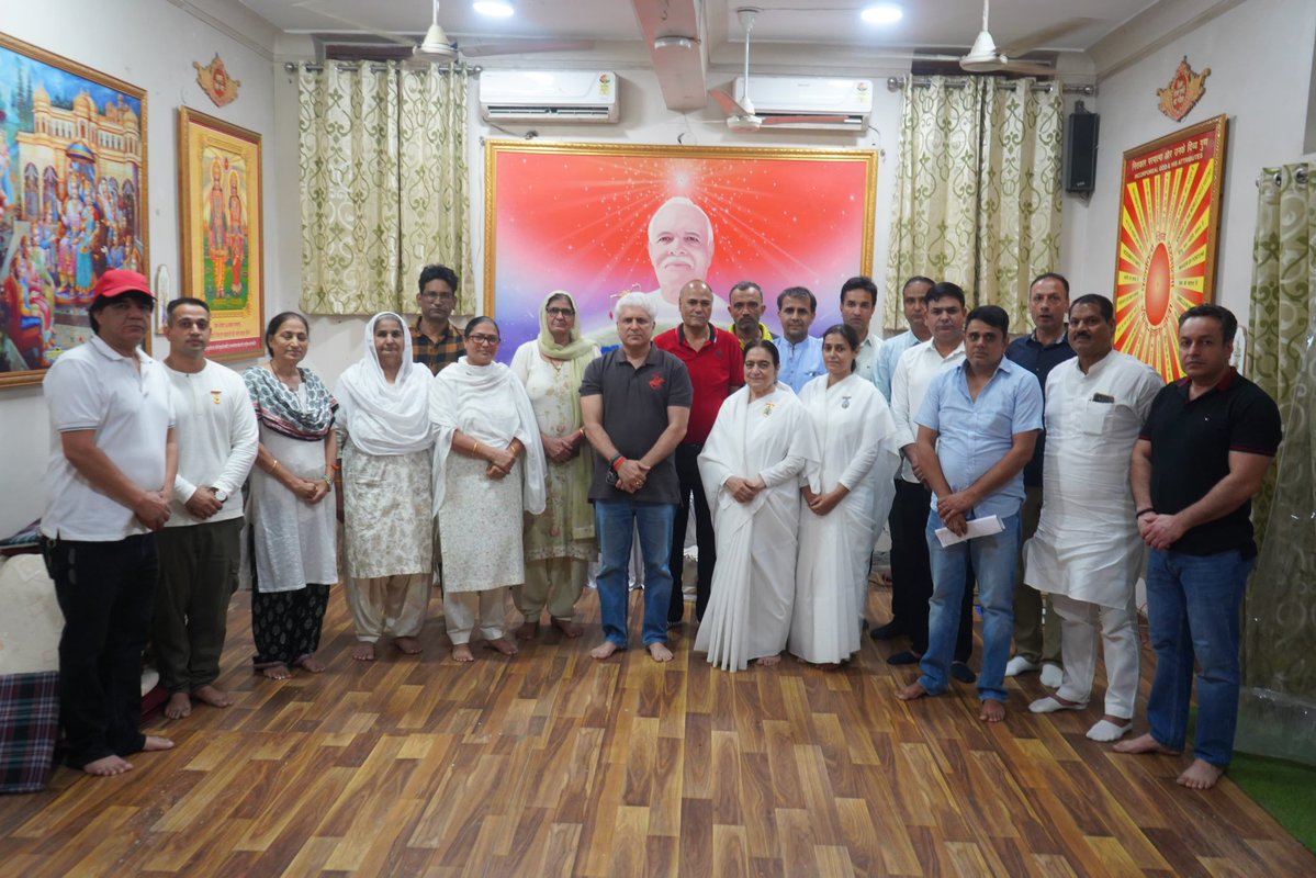 kgahlot's tweet photo. आज महिपालपुर  के L-ब्लॉक स्थित ब्रह्माकुमारी आश्रम में ब्रह्माकुमारी बहनों से आत्मीय भेंट एवं संवाद का अवसर मिला।

इस दौरान L-ब्लॉक से जुड़ी विभिन्न स्थानीय समस्याओं, मूलभूत सुविधाओं और विकास संबंधी विषयों पर विस्तार से चर्चा हुई। क्षेत्र की सुविधाओं को बेहतर बनाने के लिए प्राप्त सुझावों एवं उठाए गए विषयों पर संबंधित अधिकारियों के साथ समन्वय कर आवश्यक कार्रवाई की जाएगी।

जनसंवाद, जनसेवा और जनसमस्याओं का समयबद्ध समाधान हमारी प्राथमिकता है।