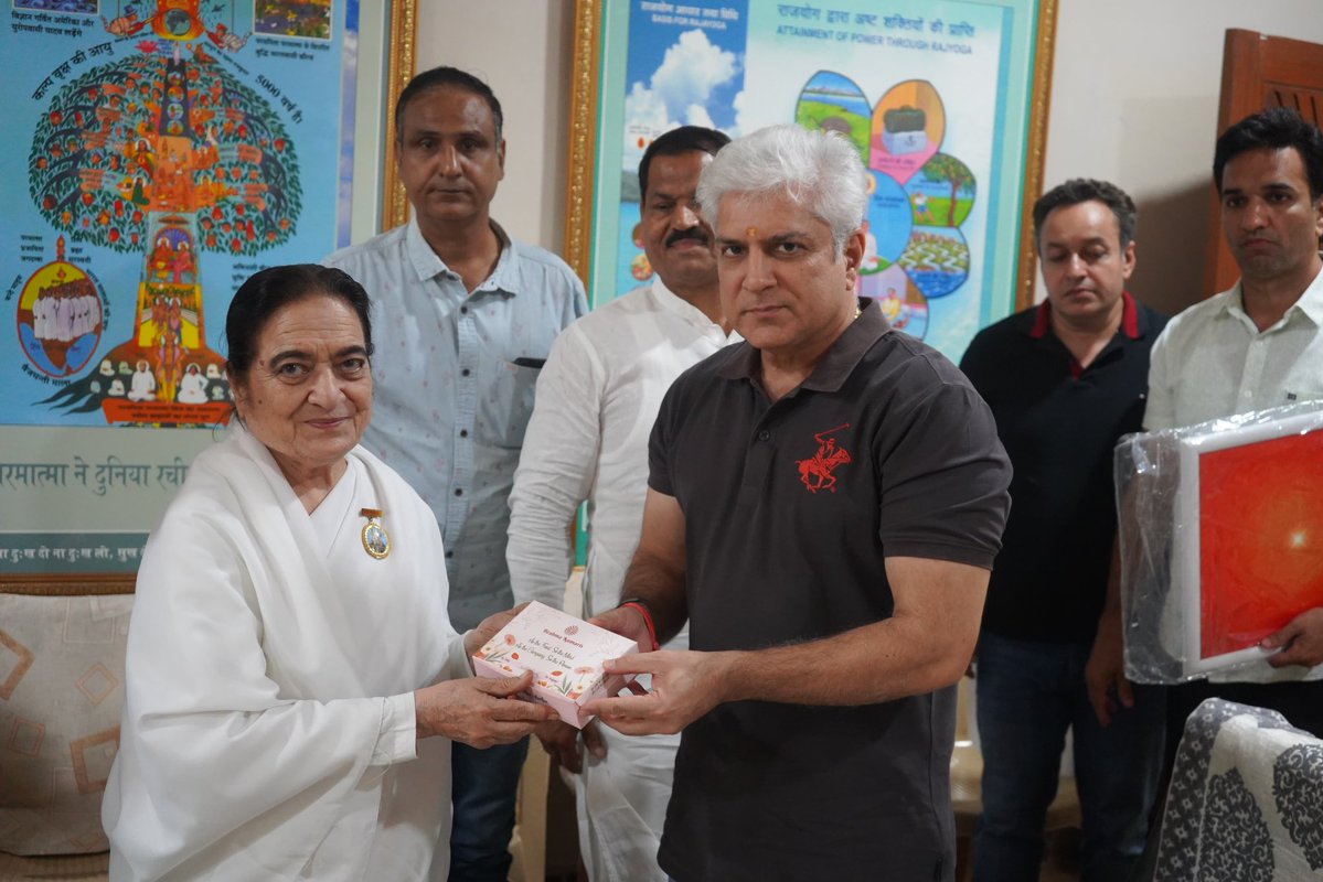kgahlot's tweet photo. आज महिपालपुर  के L-ब्लॉक स्थित ब्रह्माकुमारी आश्रम में ब्रह्माकुमारी बहनों से आत्मीय भेंट एवं संवाद का अवसर मिला।

इस दौरान L-ब्लॉक से जुड़ी विभिन्न स्थानीय समस्याओं, मूलभूत सुविधाओं और विकास संबंधी विषयों पर विस्तार से चर्चा हुई। क्षेत्र की सुविधाओं को बेहतर बनाने के लिए प्राप्त सुझावों एवं उठाए गए विषयों पर संबंधित अधिकारियों के साथ समन्वय कर आवश्यक कार्रवाई की जाएगी।

जनसंवाद, जनसेवा और जनसमस्याओं का समयबद्ध समाधान हमारी प्राथमिकता है।