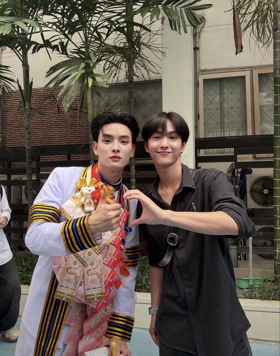 Rami__24raim's tweet photo. แงะะ ปอเป้อมาคอนแกรทกับพี่ๆสุนสามครุยคู่แรกของบัสแน้วคับบ ยิ้มหวานมาเลยคับบ เอ็นดูมั่กคนที่ภูมิใจในตัวพี่ๆไม่แพ้ใครๆเลยนี่นาา🥺🎓🎓 https://t.co/AJEZkpaSgY