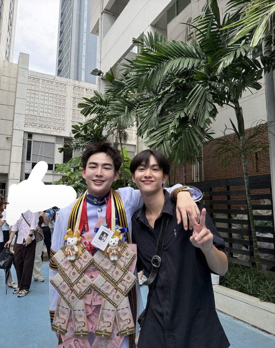 Rami__24raim's tweet photo. แงะะ ปอเป้อมาคอนแกรทกับพี่ๆสุนสามครุยคู่แรกของบัสแน้วคับบ ยิ้มหวานมาเลยคับบ เอ็นดูมั่กคนที่ภูมิใจในตัวพี่ๆไม่แพ้ใครๆเลยนี่นาา🥺🎓🎓 https://t.co/AJEZkpaSgY
