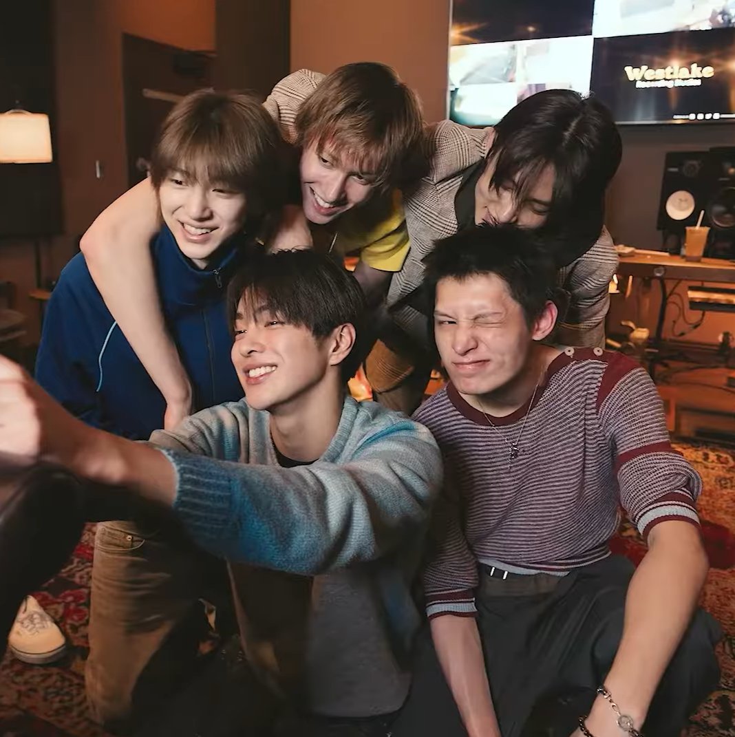 lqvecortis's tweet photo. pre debut (2024)           first comeback (2026) https://t.co/cw10UQl2xt