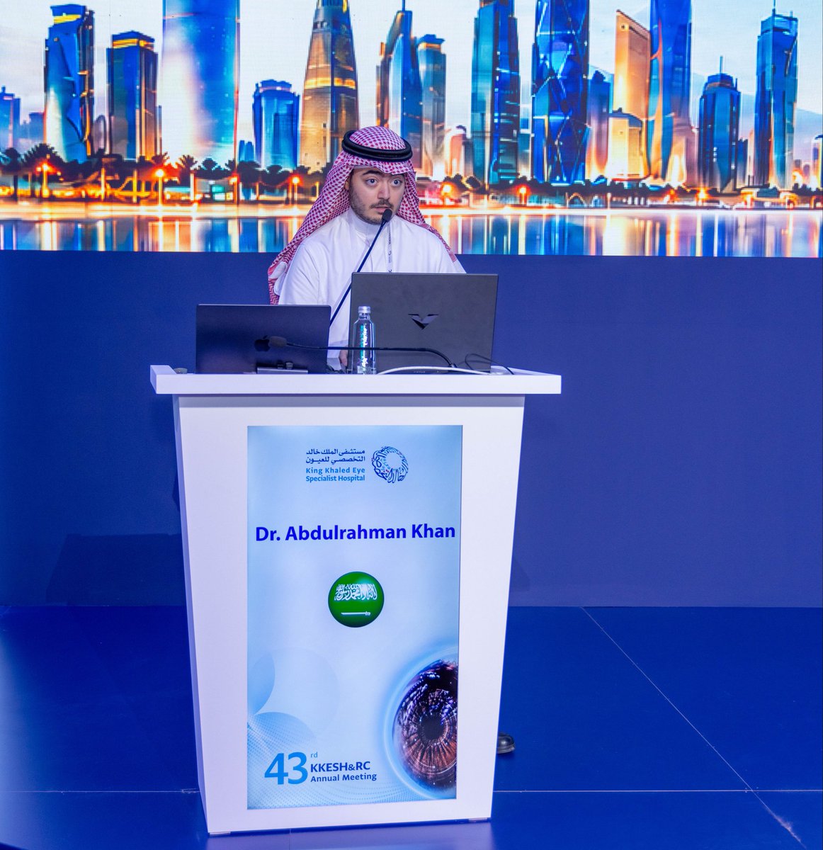 KKESHKSA's tweet photo. ضمن اليوم الثاني من #هاكاثون_العيون 2026، حضر المشاركون جلسة علمية بعنوان:

Artificial Intelligence in Ophthalmology

أدار الجلسة:
د. عدي العويفير، الرئيس المنظّم لهاكاثون العيون 2026
د. ديما جومر، رئيسة اللجنة العلمية للهاكاثون

تناولت الجلسة دور الذكاء الاصطناعي وتطبيقاته في طب العيون، وما يتيحه من فرص لدعم البحث العلمي.

#هاكاثون_العيون
#TheEyeHackathon