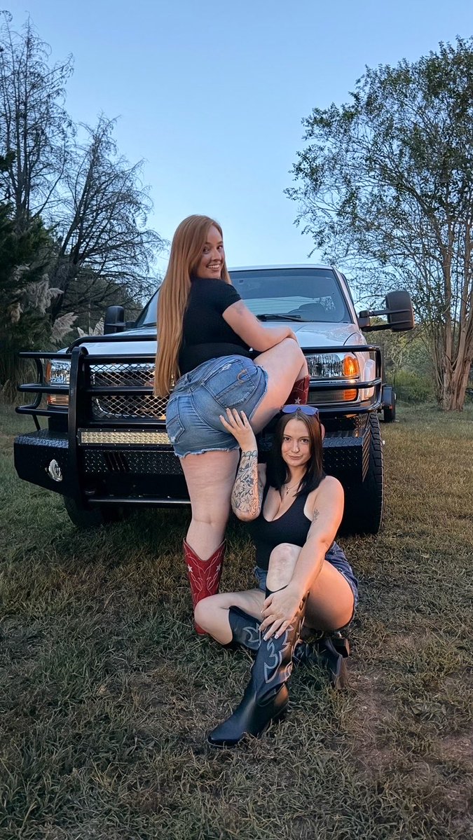 AllieCat_04's tweet photo. Besties in boots 🖤 ❤️ https://t.co/eUtRLXvdGP