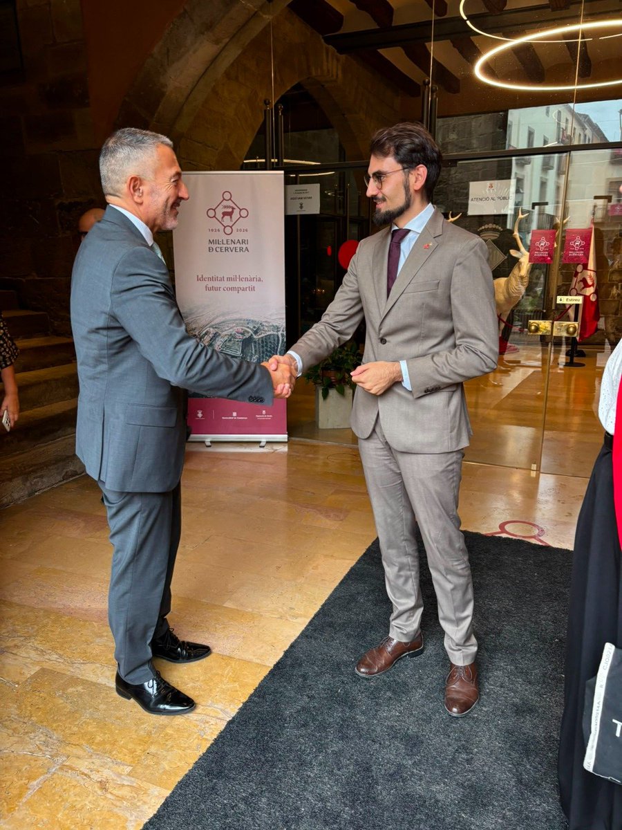 empresacat's tweet photo. 📌 Visita institucional a @paeriacervera i a la fàbrica de #MobelLinea pel seu 50è aniversari

🗣️ @ConsellerSamper: "L'èxit del teixit econòmic de Catalunya és la capacitat de resistència d'empreses familiars com Mobel Linea i sempre tindran el @Govern al seu costat." https://t.co/z3jkICILH9