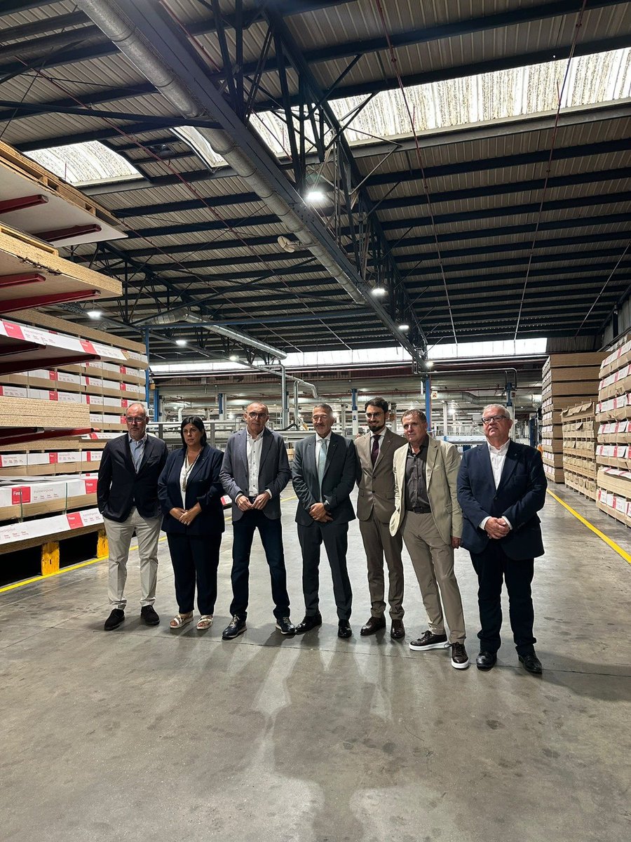 empresacat's tweet photo. 📌 Visita institucional a @paeriacervera i a la fàbrica de #MobelLinea pel seu 50è aniversari

🗣️ @ConsellerSamper: "L'èxit del teixit econòmic de Catalunya és la capacitat de resistència d'empreses familiars com Mobel Linea i sempre tindran el @Govern al seu costat." https://t.co/z3jkICILH9