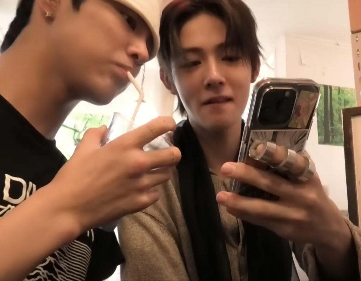 bbeeiw's tweet photo. “ เธอ ๆ มาดูไรนี่ ”

‘ ทำไมคนข้างหน้าเอาแต่กินอย่างเดียว ไม่พูดไรเลยคะ เหมือนช้างเลยค่ะ แปร๋นนนน…’

“ พ่อง ” https://t.co/oB8HE3Jqms