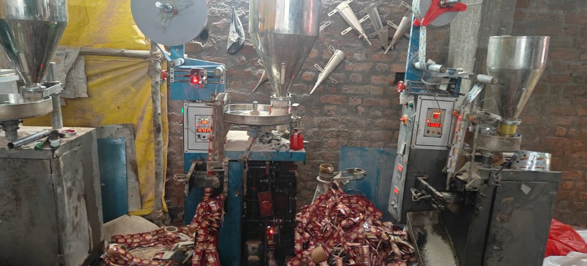 NewsMeter_In's tweet photo. @hydcitypolice busted an illegal #gutkhamanufacturing unit in #AsifNagar’s #Muradnagar and seized #stock, #rawmaterials and machinery worth ₹50 lakh.
Three workers were apprehended, while two #children found at the unit were rescued.
Two alleged operators are absconding.
#Police seized 260 kg of ready-mixed gutkha, #tobaccoproducts and #multiplemachines used for manufacturing and packing.
A #case has been registered at Asif Nagar Police Station.