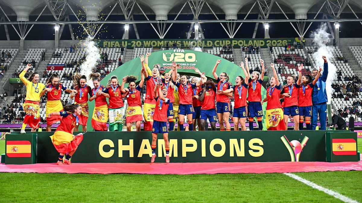 OrdagoChica's tweet photo. 💥 Nuevo programa de @OrdagoChica con Grupo Adame 💥
📸 @SEFutbolFem campeonas del mundo sub20 con @c_herranz
🧐 #ElFoco con @SrtaLexus23, @CristiMedina_ y @Paumtnez_ sobre la #LigaF y la #UWCL.
✍️ #ElDato con @lasfutbolistas_
👉 https://t.co/ntxrRbbHPO https://t.co/Vyi5lTuCsX