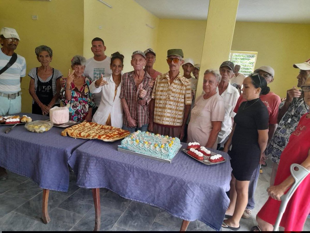 RafaelLice4i9u's tweet photo. Con el concurso de empresas, organismos, instituciones, estudiantes, y FGNE, se celebró en #IslaDeLaJuventud el Día Internacional del Adulto Mayor, un merecido regalo a quienes han entregado gran parte de su vida, a la hermosa obra de la revolución #SentirPinero #CubaPorLaSalud https://t.co/mfHTM5Vb0m