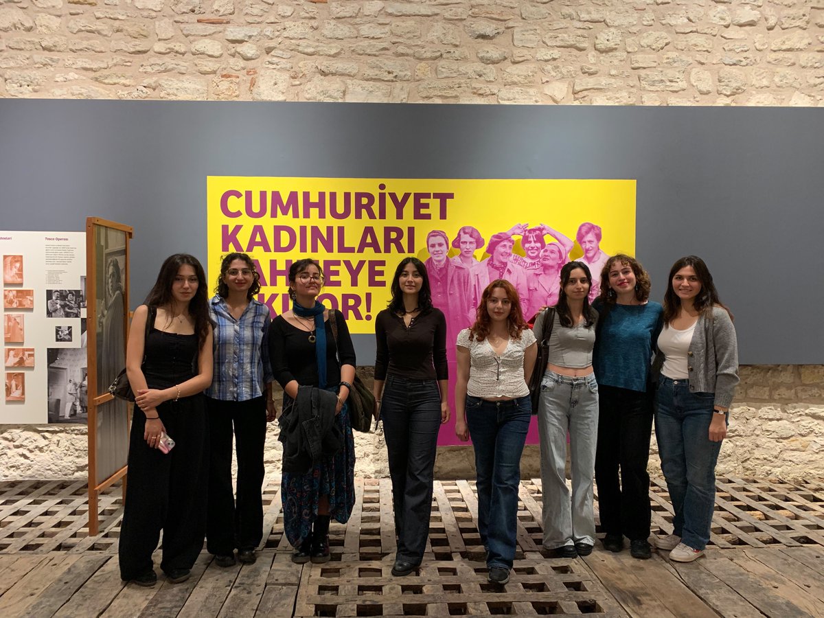 istanbulkdk_'s tweet photo. "Ama bakma böyle konuştuğuma
Umutlarım yine umut 
Kadir kıymet bilinmemiş,bilinmesin
Kara leke silinmemiş,silinmesin
Bizden memleketi sevmek
Üst yanına boş vermek gerek."

Bugün "Cumhuriyet Kadınları Sahneye Çıkıyor!" sergisini birlikte gezdik. Yeni etkinliklerde görüşmek üzere🌸 https://t.co/ABOaQmmFaa