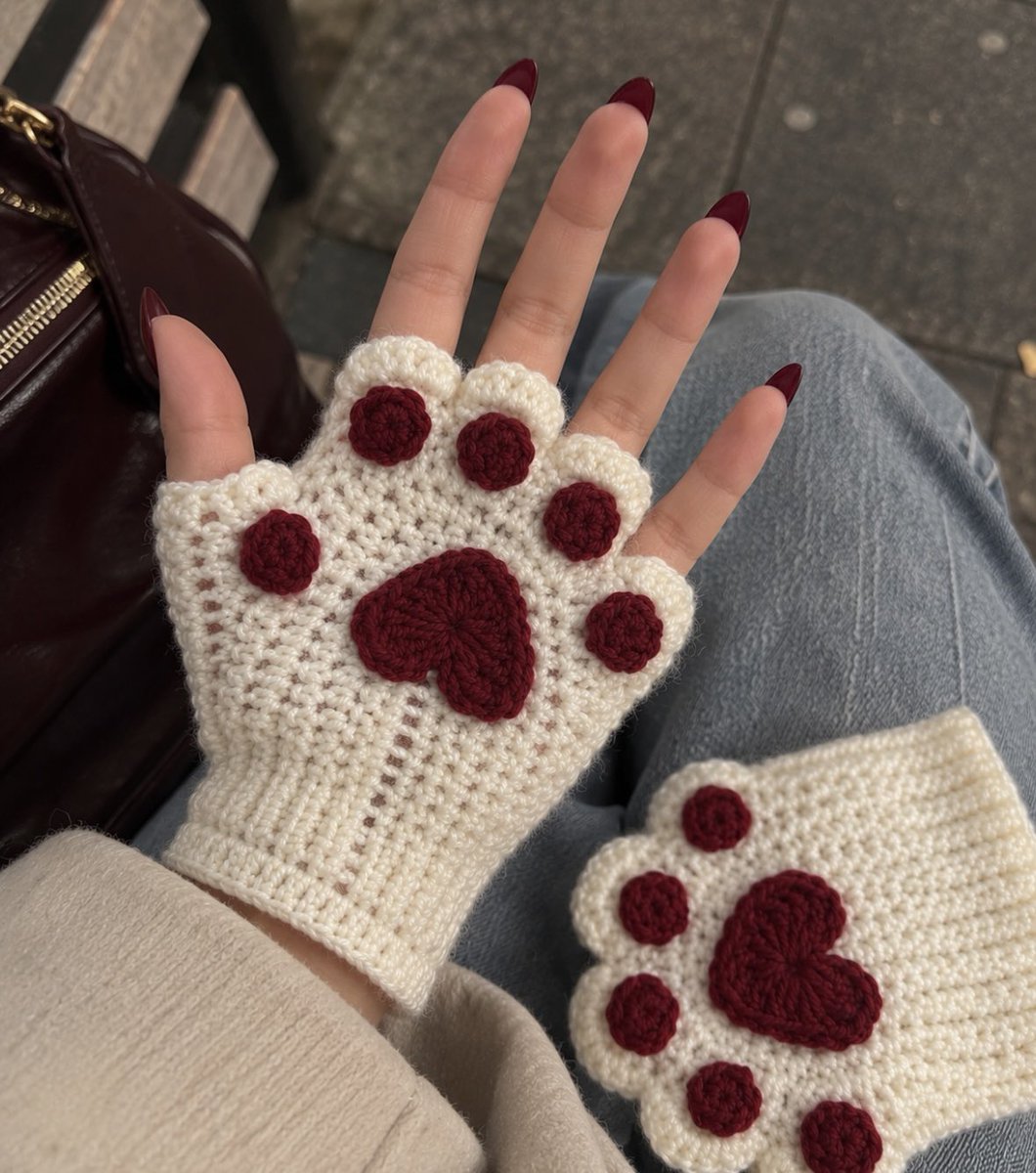 vogueamourr's tweet photo. knitting work paw fingerless gloves https://t.co/MSY0kVOsdV