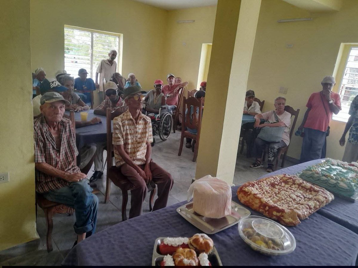 RafaelLice4i9u's tweet photo. Con el concurso de empresas, organismos, instituciones, estudiantes, y FGNE, se celebró en #IslaDeLaJuventud el Día Internacional del Adulto Mayor, un merecido regalo a quienes han entregado gran parte de su vida, a la hermosa obra de la revolución #SentirPinero #CubaPorLaSalud https://t.co/mfHTM5Vb0m