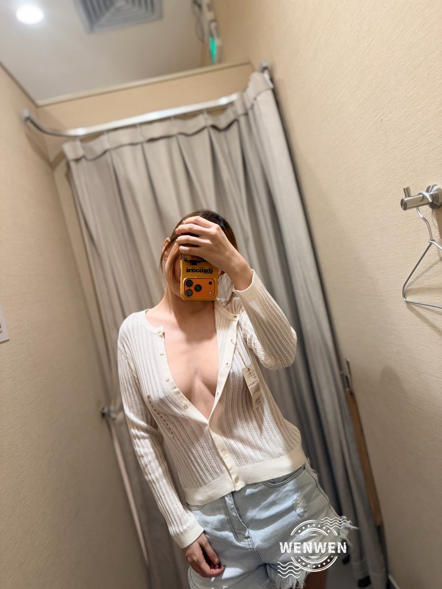 JSTXBA66's tweet photo. 这件针织开衫真的绝了，镂空细节+深V，穿上直接心动
#OOTD #试衣间自拍试衣间自习ing ✨ https://t.co/XZw5WSiZgL
