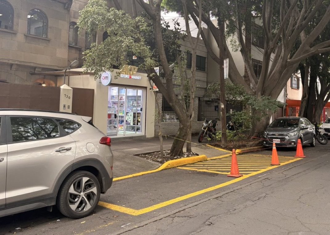 Alx_mcz's tweet photo. Buenas tardes @UCS_GCDMX solicitamos retirar conos que obstaculizan la vía pública en la calle de San Borja número 730, Colonia del Valle. https://t.co/7YVwBqBokI