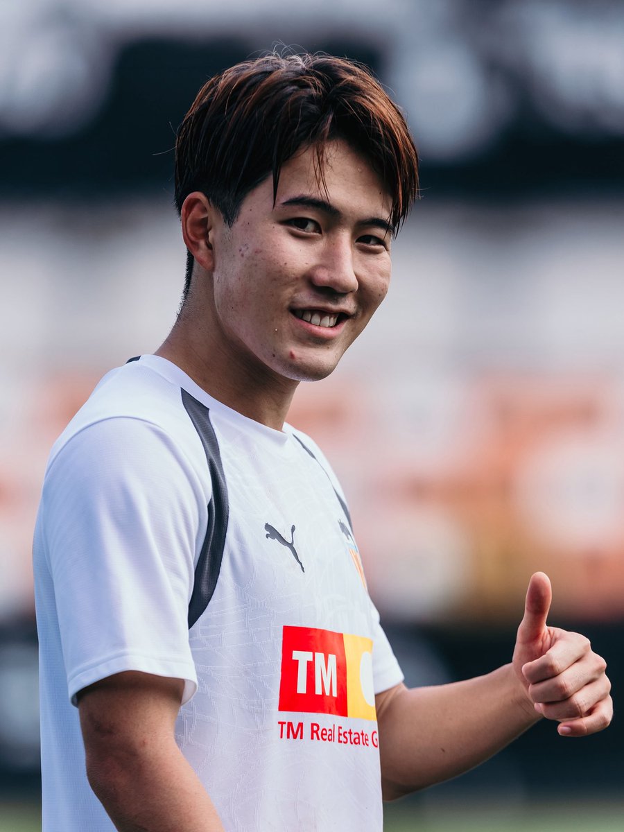valenciacf's tweet photo. 🇯🇵🦇 ¡Sato ya se entrena con sus compañeros! 

El jugador del @valenciacf ha regresado hoy a los entrenamientos con el grupo tras su estancia con la selección japonesa https://t.co/JhIUViAhIF