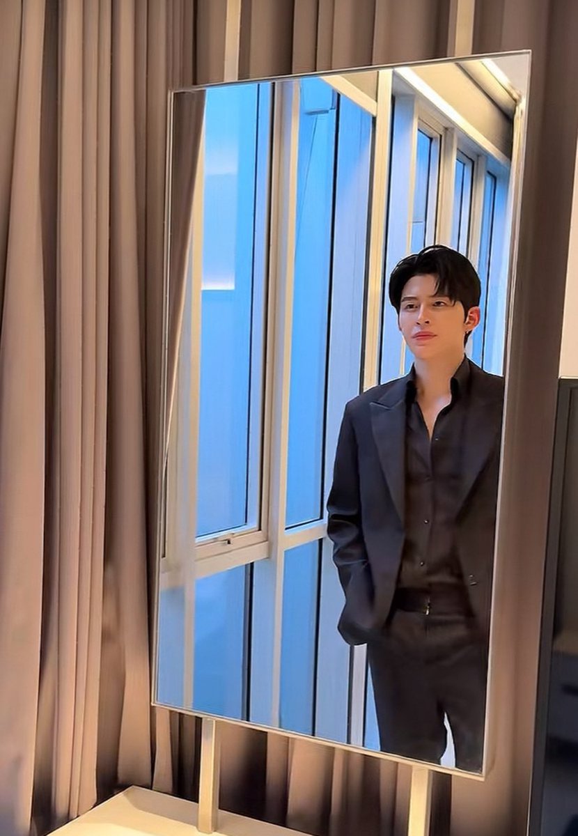 fedanppw's tweet photo. rumors are going around that jasper’s pond and phuwintang from riser might be dating 👀 they both posted tiktoks from what fans think could be the same room, and the curtains look suspiciously similar  fans are so confused right now and waiting for the stars to address the rumors themselves