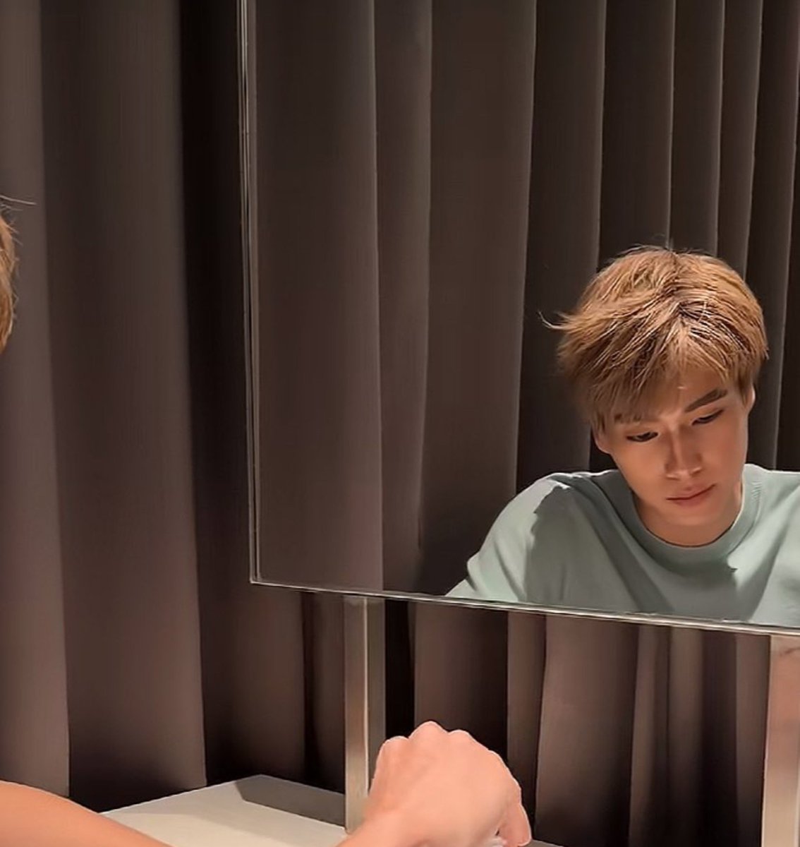 fedanppw's tweet photo. rumors are going around that jasper’s pond and phuwintang from riser might be dating 👀 they both posted tiktoks from what fans think could be the same room, and the curtains look suspiciously similar  fans are so confused right now and waiting for the stars to address the rumors themselves