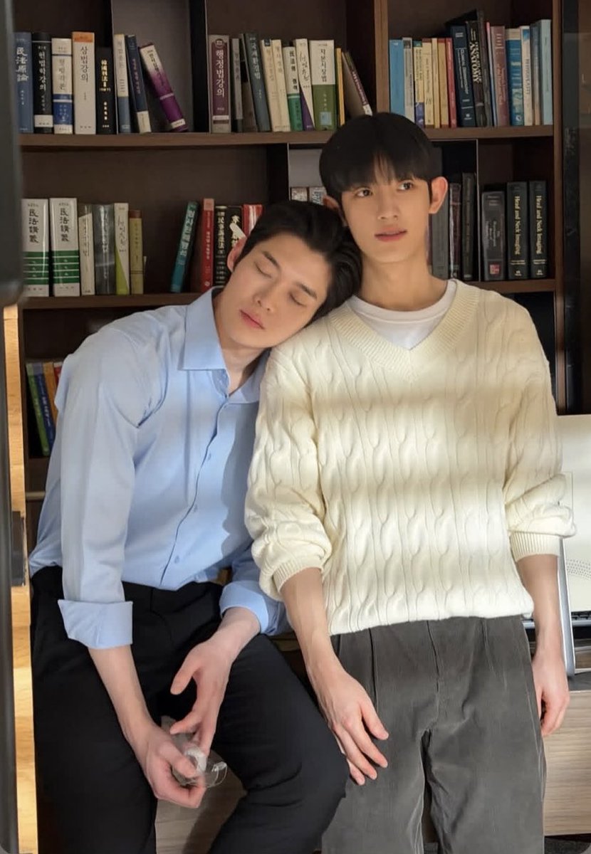 evbut777's tweet photo. 金允植说要去环游世界，于是围着朴时宇转了一圈又一圈
YOONSIK SIWOO Pour Toujours
#YOONSIKSIWOOPFWSS27 https://t.co/lEM3cGaKGp