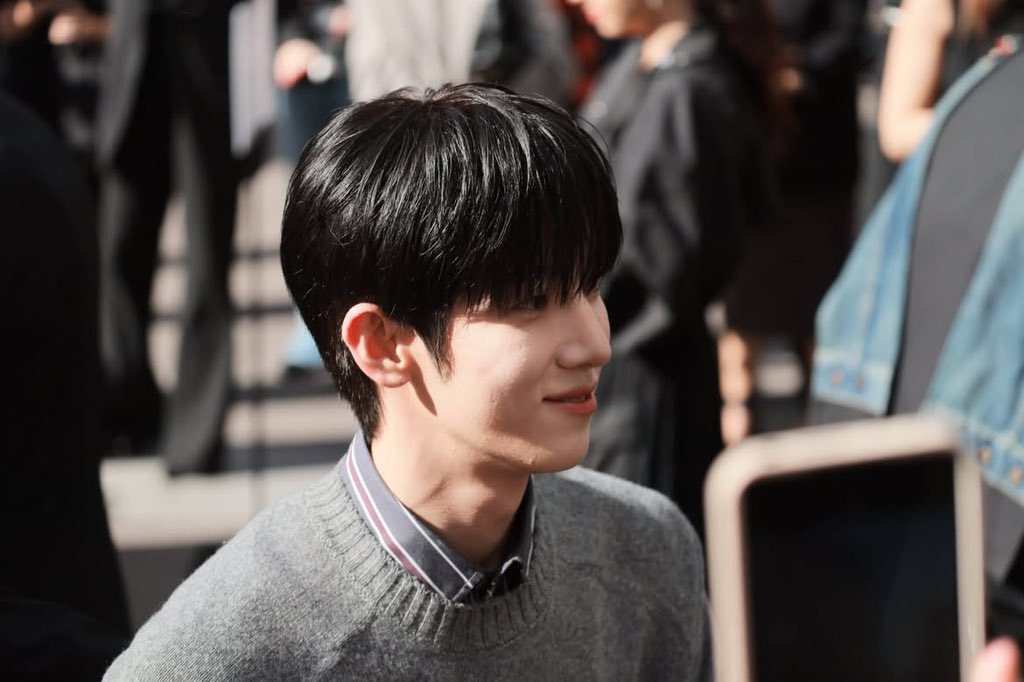 ssilentsheep's tweet photo. 时宇笑的好开心啊，看到你的笑脸，我觉得一起都值得

PARK SIWOO AT LANVIN PFWSS27

#PARKSIWOOxLANVIN
#PARKSIWOO
#LANVINPFWSS27 https://t.co/4dwvz16At5