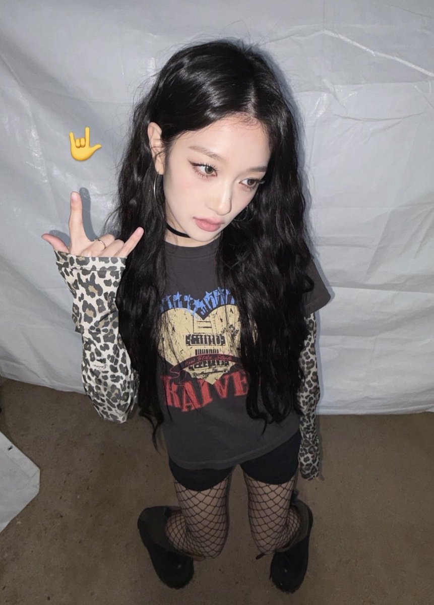 syeonieverse's tweet photo. she was a punk she did ballet https://t.co/dDSKzAyVlK