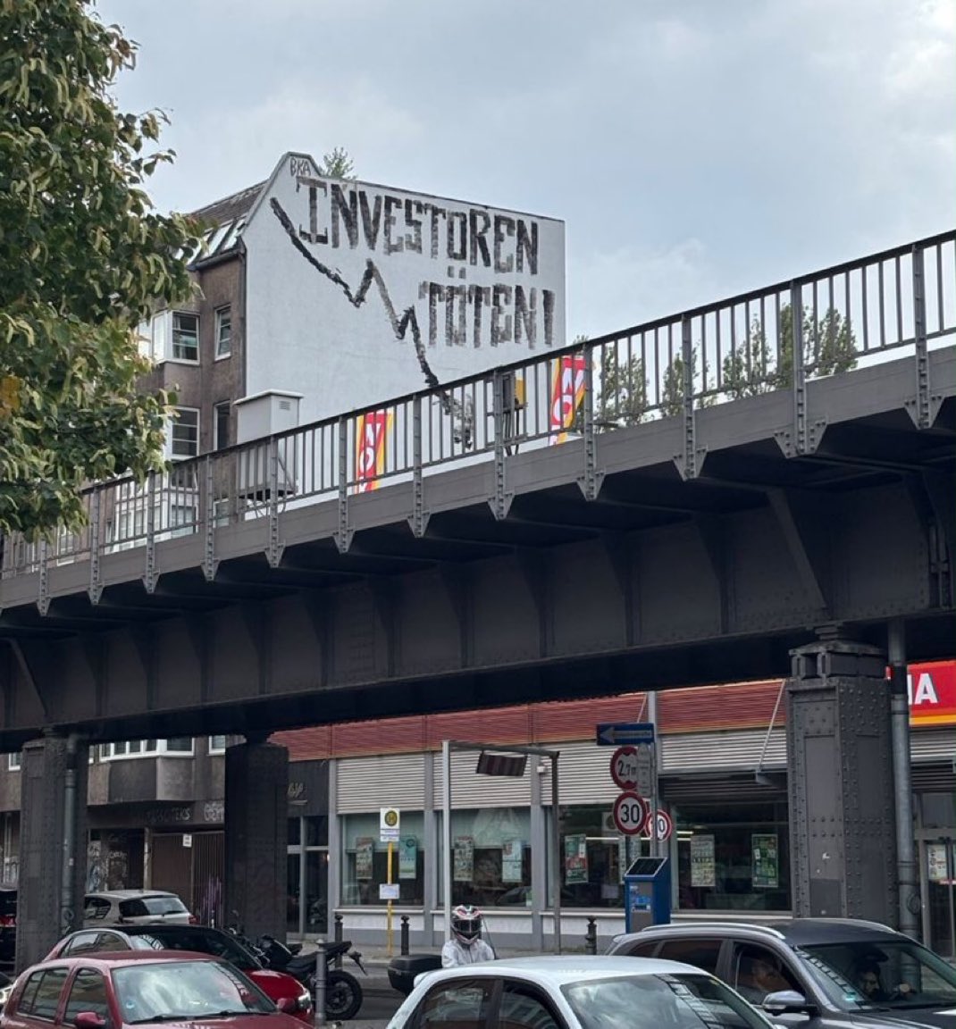 ulfposh's tweet photo. Berlin Kreuzberg 2026.

Das ist das Ergebnis eines Wahlsieges der Linken. Und die ganzen degenerierten spießigen Bürgerkinder in ihrer totalen Verblödung, die das gewählt haben müssen hoffentlich den Preis dafür bezahlen. https://t.co/2x9vNgSNG7