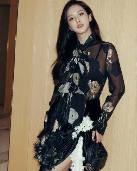 pinkbaileys24's tweet photo. Stop it baby!!!! Ooh JISOO 🥵🥵🥵 https://t.co/dIxOYTA48M