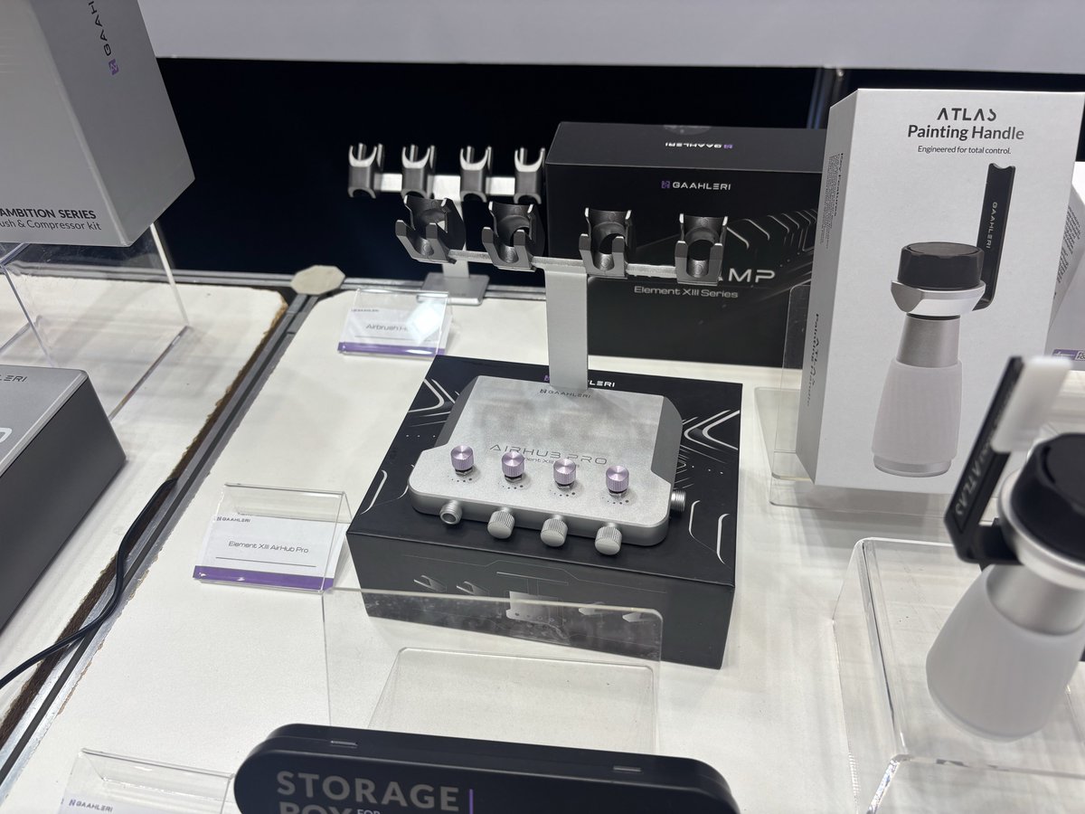 meizinka2's tweet photo. ホビーショーで良かったやつ
エアハブプロ
エアブラシホルダーにエアハブが一体化した商品
自分もコンプレッサー足元に置いてるんですが手元でエア圧調整できるのが画期的
金属製で重さもあるので倒れる不安も無さそう
足裏に滑り止めのゴムもついてました https://t.co/3wDnc9D3tg