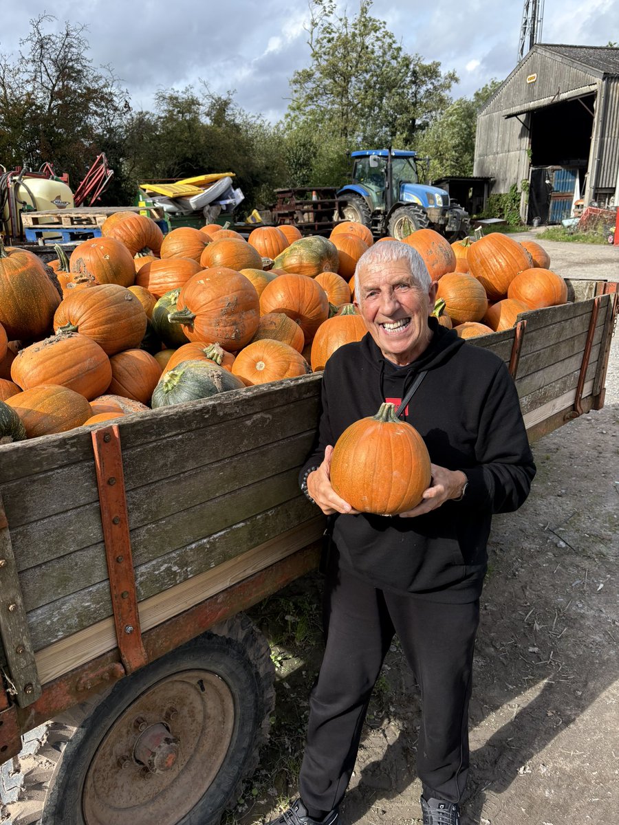 PeteCityPrice's tweet photo. #Pumpkin 🎃 day starts tomorrow Clairemont Farm get there early https://t.co/XhVQvyndgw