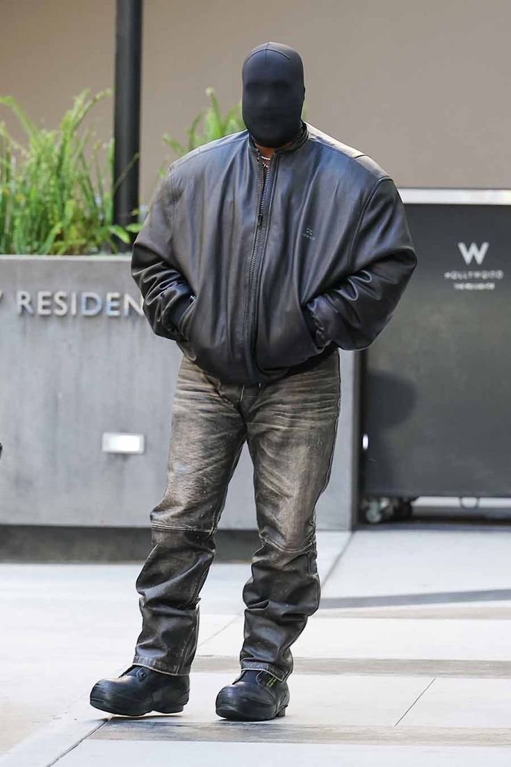 kennedynow1's tweet photo. Kanye West’s sold-out Russia concerts have been canceled just days before the shows.
Ye was set to perform October 10 &amp; 11.
This one is going to raise questions.

#KanyeWest #Ye #Kanye #BreakingNews https://t.co/vcrgqENLzJ