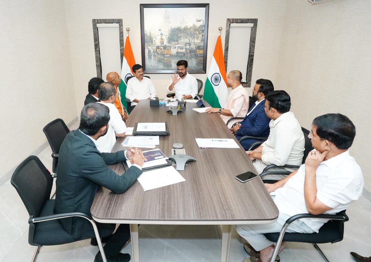 airnews_hyd's tweet photo. ప్రభుత్వ పాఠశాలల విద్యార్థులకు పౌష్టికాహారం: మరో రెండు సెంట్రలైజ్డ్ కిచెన్ల ఏర్పాటు
🔹 నాగర్కర్నూల్, వికారాబాద్లలో ఆధునిక సెంట్రలైజ్డ్ కమ్యూనిటీ కిచెన్ల ఏర్పాటుకు ముందుకు వచ్చిన జున్నా సోలార్, చైన్ ల్యాబ్స్ సంస్థలు
@revanth_anumula
#Telangana #BreakfastScheme #SchoolStudent https://t.co/dOGjxWPN5N