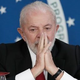 meioindep's tweet photo. 🚨VEJA: "Juízes fazem o diabo para ajudar Lula", diz Estadão após interferência judicial em debate da Globo

"Essa guerra intestina no STF já interfere diretamente na disputa eleitoral, e os ministros nem sequer se dão mais ao trabalho de disfarçar", afirma o jornal. https://t.co/bcMNMQTJl8