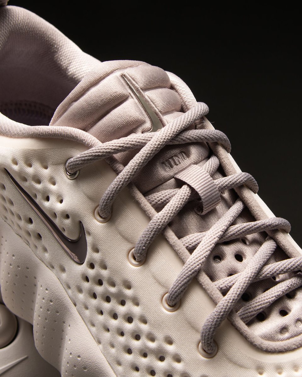 footlocker's tweet photo. Quiet look. Different feel.

The tonal Nike Mind 002 "Phantom" brings innovation to your everyday rotation. Available at Foot Locker. https://t.co/WqkUYYk1VR