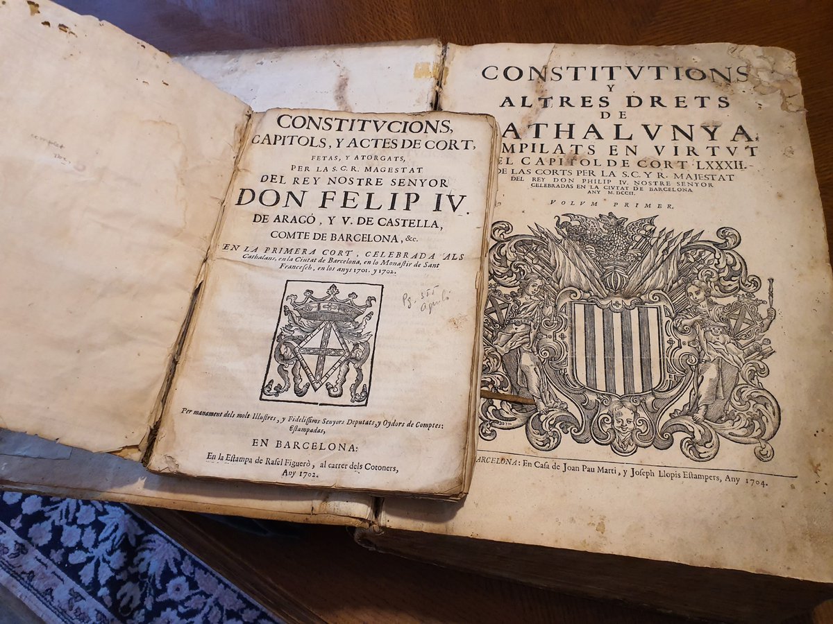 RBerenguerIII's tweet photo. Mentre a Castella el rei feia i desfeia lleis al seu caprici tractant els súbdits com a propietat, a Catalunya el monarca no era ningú sense l'aprovació de les Corts. L'Espanya actual no és cap democràcia, és l'herència de l'absolutisme castellà imposat a sang i foc el 1714.👇 

Aquesta és la veritat històrica que l'oficialisme intenta amagar sistemàticament. Si comparem el dret públic català des dels Usatges del segle XI fins a la seva supressió de facto el 1716 amb el dret castellà, observem el xoc frontal de dues concepcions del món absolutament irreconciliables.

A Castella imperava la màxima "quod principi placuit legis habet vigorem" (el que plau al príncep té força de llei). El rei estava per sobre de tot, era la font única de la llei i no havia de retre comptes a cap institució. Un model autocràtic de manual que fomentava la submissió total.

A Catalunya, en canvi, vam dissenyar i perfeccionar el Pactisme constitucional. La sobirania no era patrimoni reial. El monarca no podia legislar en solitari, sinó que necessitava el vistiplau dels tres Braços a les Corts Catalanes. Tota autoritat exigia un jurament previ d'obediència a les lleis.

Vam arribar a un nivell de garanties inèdit a Europa: si el rei o els seus oficials vulneraven una Constitució, el Tribunal de Contrafaccions (consolidat el 1704 i de composició estrictament paritària entre la corona i les institucions catalanes) els podia jutjar. El monarca estava sotmès a la Llei, mai a l'inrevés. Allò era i som un autèntic Estat de dret, el més antic d'Europa.

El Decret de Nova Planta de 1716 no va ser una simple centralització administrativa. Va ser la liquidació militar d'un sistema parlamentari avançadíssim per encastar-nos, pel "justo derecho de conquista", un model repressor dissenyat per extreure recursos i esclafar la dissidència.

El règim del 78, amb el seu monarca inviolable i els seus tribunals polititzats, n'és només l'hereu autonomista maquillat. Però cap dret de conquesta té validesa legal per liquidar la sobirania d'una nació i d'un  subjecte político-jurídic lliure.

De iure, les nostres Constitucions continuen plenament vigents. Jurem-les complir! ⚔️📜

#DretsHistòrics #ConstitucionsCatalanes