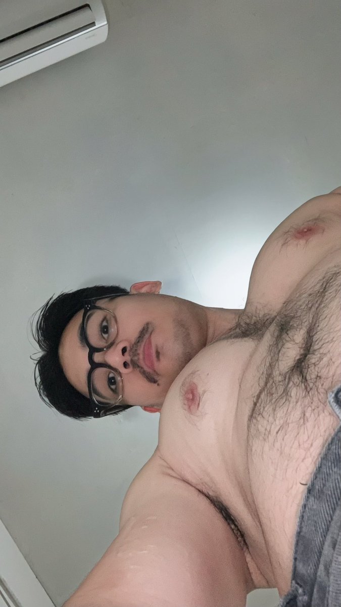 hellobjtch's tweet photo. low angle selfie https://t.co/BAjzHodXcs