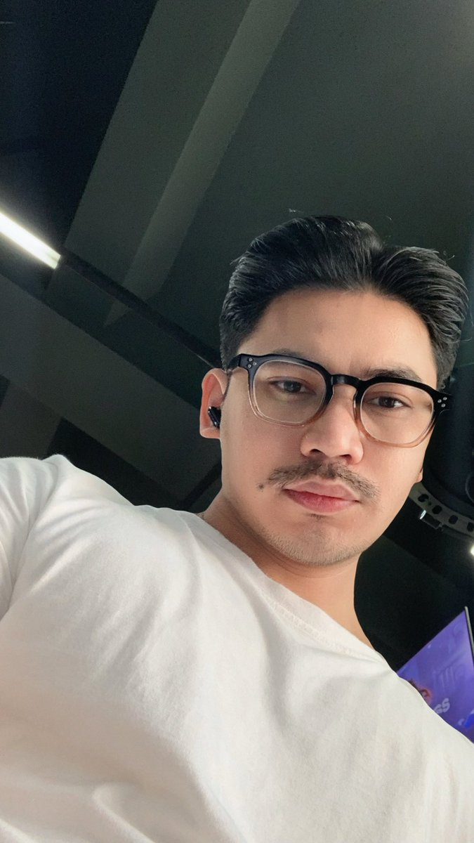 hellobjtch's tweet photo. low angle selfie https://t.co/BAjzHodXcs