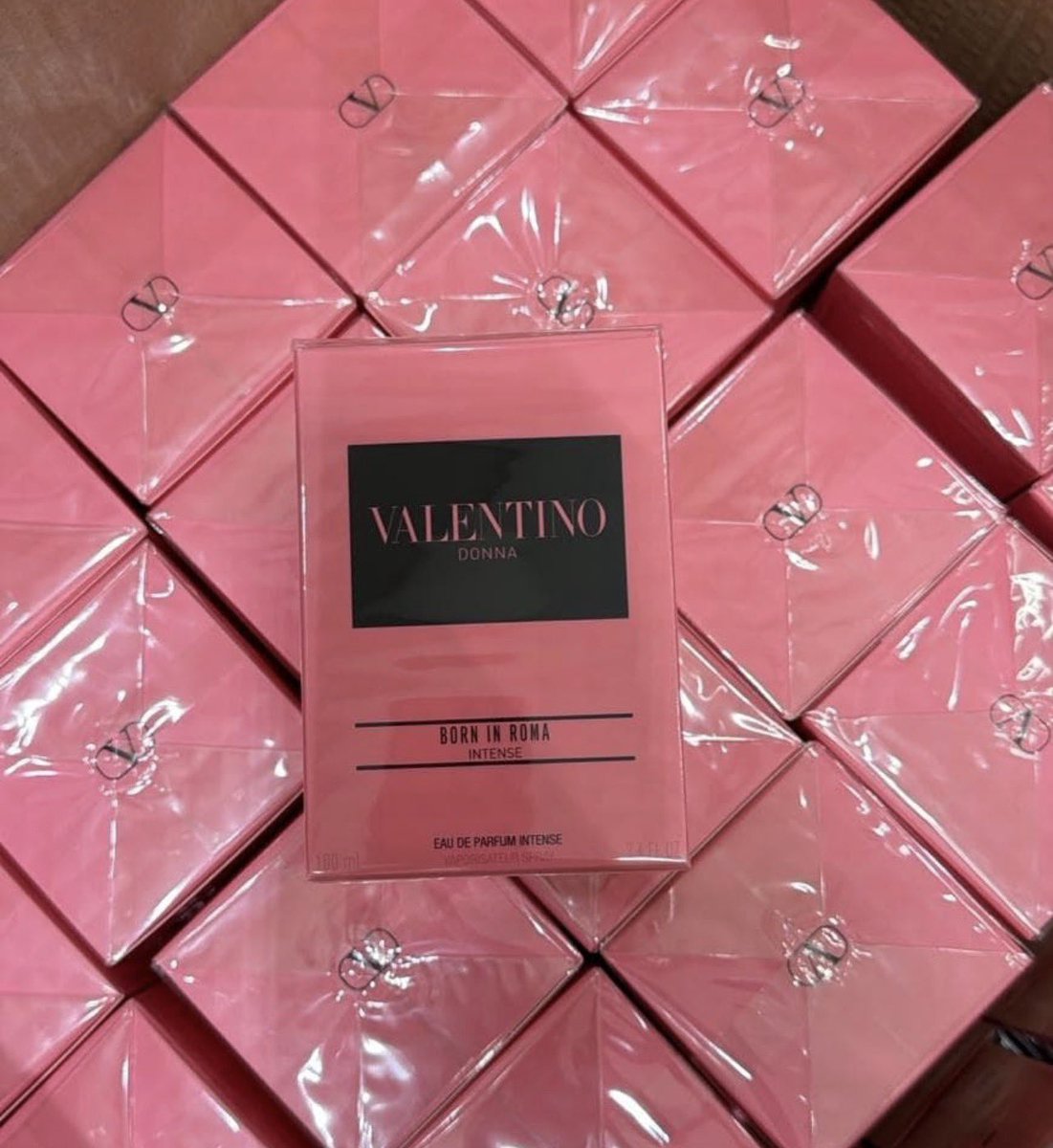 Mudimabiriani's tweet photo. Mtu anakuuliza Valentino Uomo au Valentino Donna bei gani ??

Unampa bei anakujibu hakuna FAKE yake hiyo bei ya original imechangamka 

Me: Namtumia namba ya muuza perfume aliye mwenge anayeuza AMOUAGE 
Tsh 100,000/= 

CASE CLOSED 

Frame 1. Tsh 308,760/=
Frame 2. Tsh 360,800/= https://t.co/Onupiv5RiV