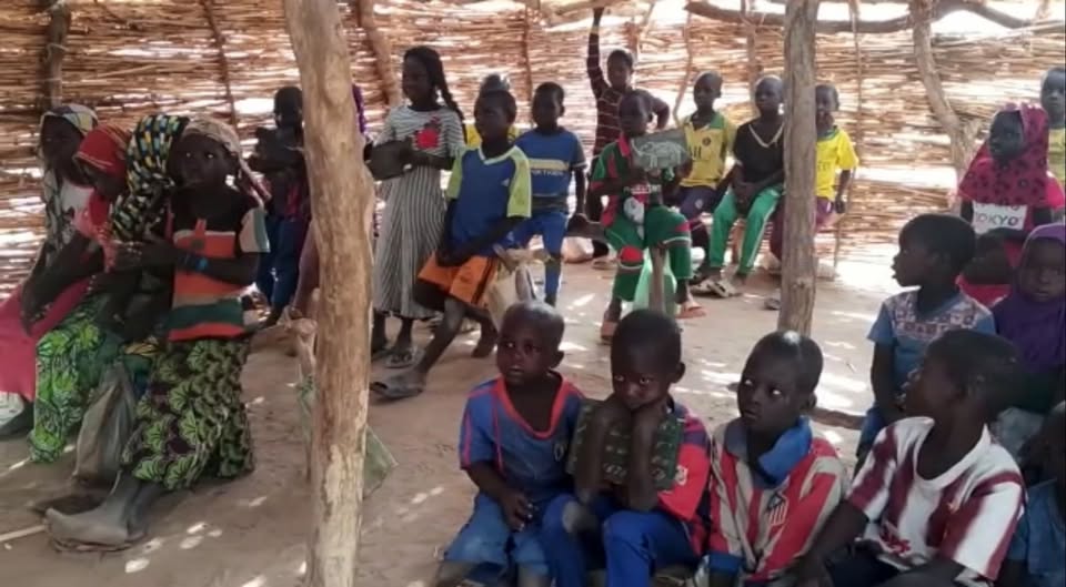 MamieOltene's tweet photo. Ceci est une salle de classe. Certains de ces enfants ont fait de longues heures de marche pour venir en cours. Ils n’ont pas de cahier, pas de téléphone, pas de stylo, pas de tablette, pas de table et… pas de cantine. https://t.co/xPTJixAASi