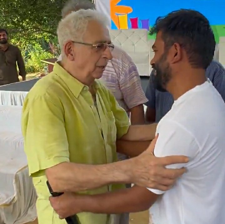 KraantiKumar's tweet photo. दिल्ली पुलिस और मुंबई पुलिस की कार्यप्रणाली में साफ अंतर आज नजर आया.

जहां एक तरफ दिल्ली पुलिस किसी आम आदमी को भी जंतर मंतर के आसपास खड़े होने नही दे रही है.

वहीं मुंबई पुलिस ने ज्ञानेश कुमार के खिलाफ CJP के आंदोलन को रोकने की कोशिश नही की. मैदान में नही, सड़क पर बड़ा आंदोलन खड़ा करने में अभिजीत दीपके और उनकी टीम कामयाब रही.

CJP के आंदोलन को नसीरुद्दीन शाह और म्यूजिक डायरेक्टर विशाल ददलानी ने समर्थन दिया. अगर नसीरुद्दीन शाह और विशाल ददलानी दिल्ली गए होते जंतर मंतर पर तो पुलिस दोनों को डिटेन कर लेती.

मुंबई पुलिस ने दिल्ली पुलिस की तरह बर्बरता नही बरती. इसका श्रेय शिवाजी पार्क पुलिस स्टेशन के चीफ सीनियर इंस्पेक्टर प्रमोद गोरक्ष पवार, ACP प्रवीण तेजाले, DCP Zone-3 महेंद्र पंडित और मुंबई पुलिस कमिश्नर देवेन भारती.