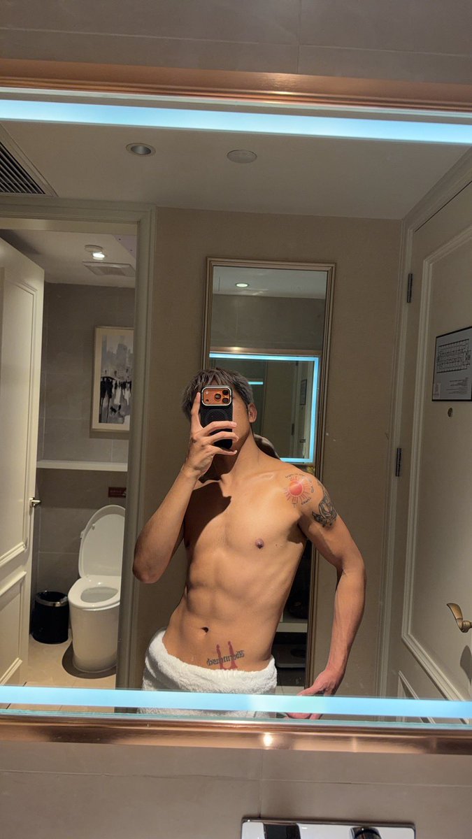 MonikaSelvam8's tweet photo. 前一天晚上酒喝醉了直接回去酒店 大早上起来必须奖励自己射完洗澡就回家了 下次能不能有骚逼小宝贝来找我呢 https://t.co/k68YlhdxAe