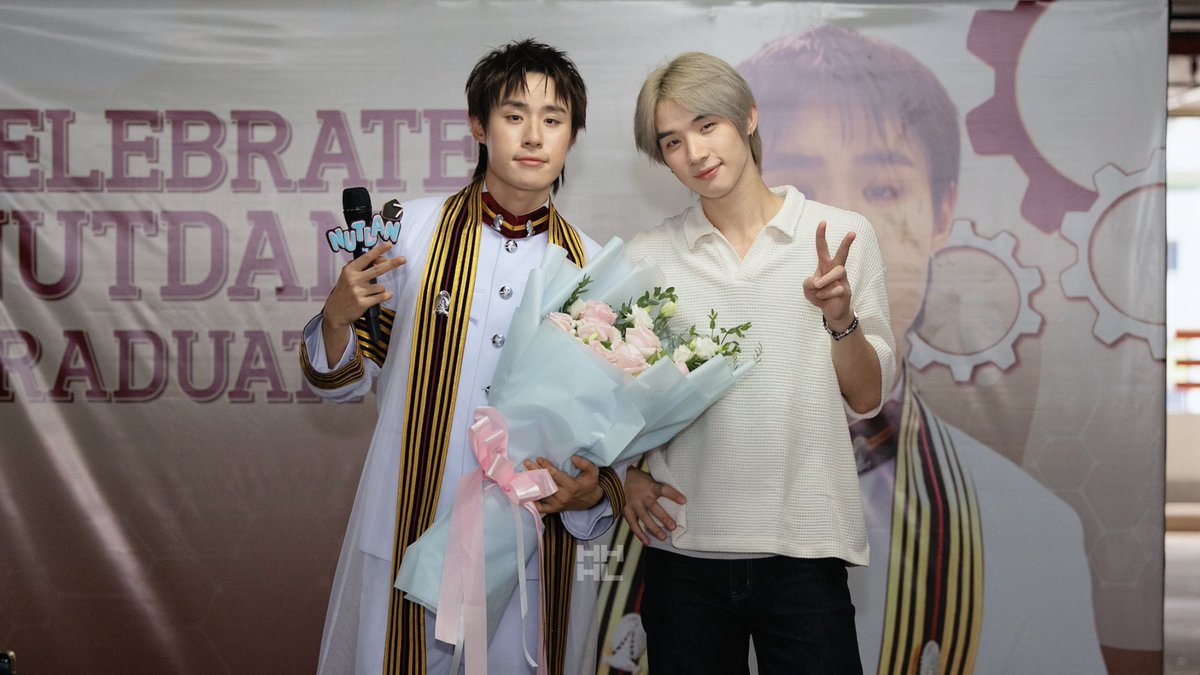 HongofficialTH's tweet photo. #GraduateNutdan

🎓 ขอแสดงความยินดีกับพี่บัณฑิตป้ายแดง “คุณธนัท ด่านเจษฎา (พี่นัท)” ด้วยนะคะ 🥳🩷🤍

เป็นอีกหนึ่งวันแห่งความสำเร็จและความทรงจำ ขอให้ก้าวต่อไปของพี่นัทเต็มไปด้วยโอกาสดี ๆ ได้ทำในสิ่งที่รัก และประสบความสำเร็จในทุกเส้นทางที่เลือกนะคะ ขอให้หลังจากวันนี้มีแต่เรื่องราวดี ๆ เข้ามา และได้เติบโตในแบบที่ตัวเองมีความสุข ภูมิใจในตัวพี่นัทมาก ๆ ปริญญาใบแรกของวง🫳🏻

➖
CELEBRATING NUTDAN
#hongshihoshi #nnutdan 
#LYKN