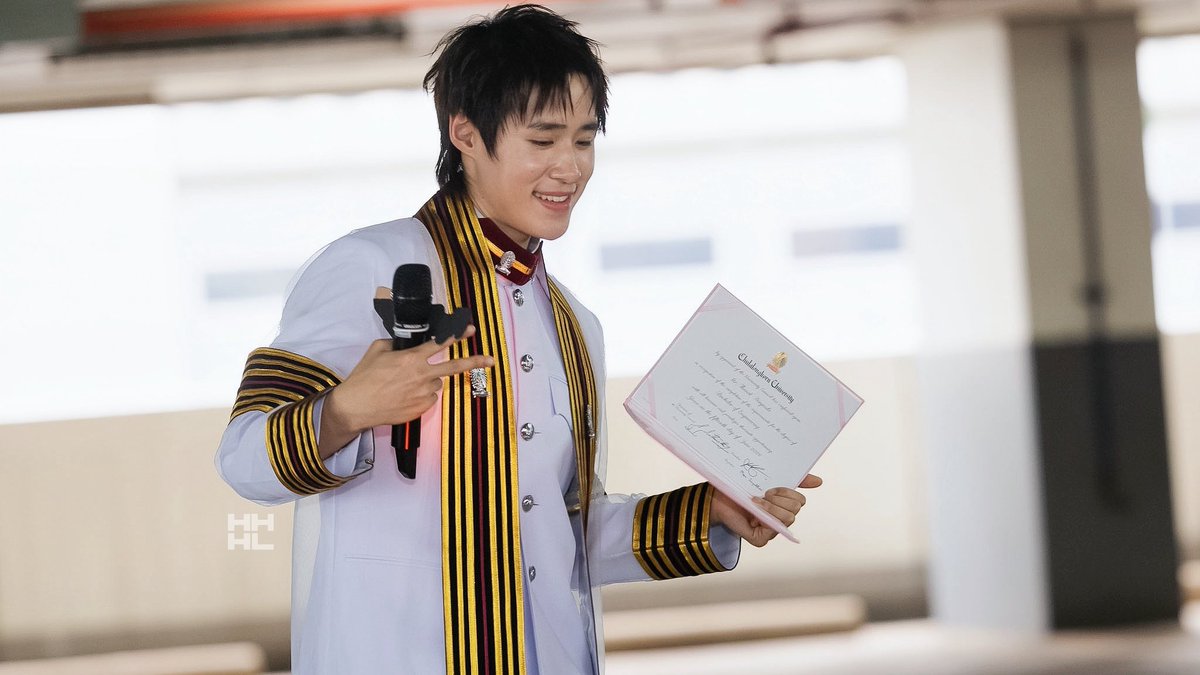 HongofficialTH's tweet photo. #GraduateNutdan

🎓 ขอแสดงความยินดีกับพี่บัณฑิตป้ายแดง “คุณธนัท ด่านเจษฎา (พี่นัท)” ด้วยนะคะ 🥳🩷🤍

เป็นอีกหนึ่งวันแห่งความสำเร็จและความทรงจำ ขอให้ก้าวต่อไปของพี่นัทเต็มไปด้วยโอกาสดี ๆ ได้ทำในสิ่งที่รัก และประสบความสำเร็จในทุกเส้นทางที่เลือกนะคะ ขอให้หลังจากวันนี้มีแต่เรื่องราวดี ๆ เข้ามา และได้เติบโตในแบบที่ตัวเองมีความสุข ภูมิใจในตัวพี่นัทมาก ๆ ปริญญาใบแรกของวง🫳🏻

➖
CELEBRATING NUTDAN
#hongshihoshi #nnutdan 
#LYKN