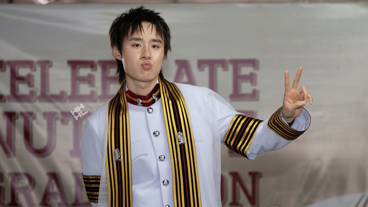HongofficialTH's tweet photo. #GraduateNutdan

🎓 ขอแสดงความยินดีกับพี่บัณฑิตป้ายแดง “คุณธนัท ด่านเจษฎา (พี่นัท)” ด้วยนะคะ 🥳🩷🤍

เป็นอีกหนึ่งวันแห่งความสำเร็จและความทรงจำ ขอให้ก้าวต่อไปของพี่นัทเต็มไปด้วยโอกาสดี ๆ ได้ทำในสิ่งที่รัก และประสบความสำเร็จในทุกเส้นทางที่เลือกนะคะ ขอให้หลังจากวันนี้มีแต่เรื่องราวดี ๆ เข้ามา และได้เติบโตในแบบที่ตัวเองมีความสุข ภูมิใจในตัวพี่นัทมาก ๆ ปริญญาใบแรกของวง🫳🏻

➖
CELEBRATING NUTDAN
#hongshihoshi #nnutdan 
#LYKN