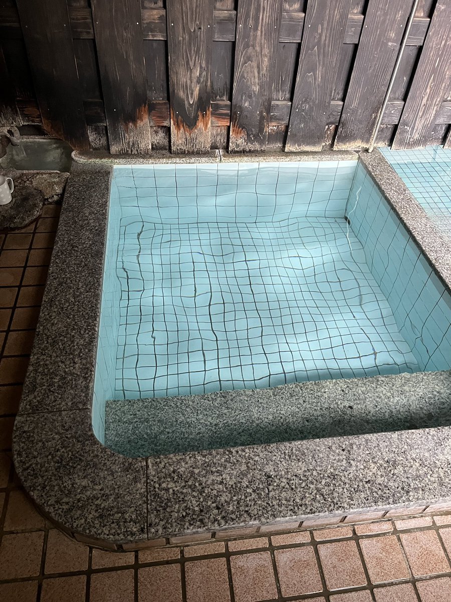 hotspringsrec's tweet photo. 寺尾野温泉 薬師湯
源泉が流れる小さな浴槽と奥の浴槽の二つ
源泉でも39°C前後でぬるめの湯
温いほうの浴槽は男女別の浴槽とつながっています
知る人ぞ知る湯 https://t.co/MDBc4oMmIO