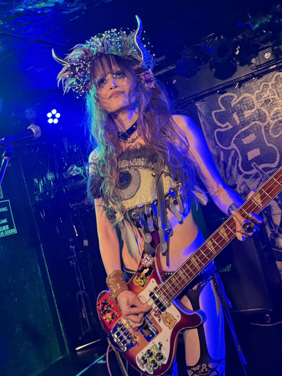ysk_daitaiok's tweet photo. 2026.10.02 東高円寺二万電圧
Marble Sheep
BABYさん.ギックリ背中をやったらしい…
ブロック注射が効いたようで
MCでケミカル最高！！と言ってた😇 https://t.co/OsXlOm1ojQ